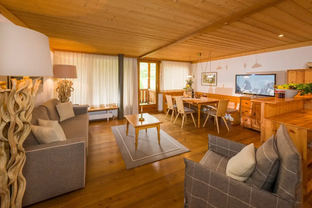 Salle de séjour / salle à manger : Appartement de vacances de 3.5 pièces à Zermatt près de la station de la vallée