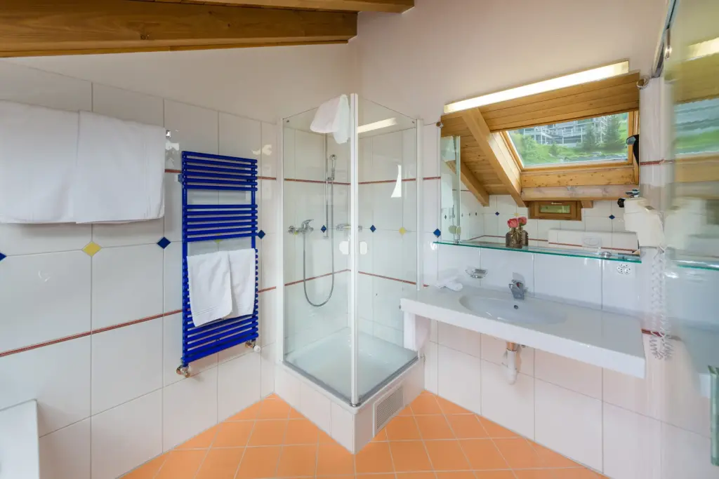 Salle de bain : Appartement mansardé de 3.5 pièces à Zermatt près de la station de la vallée